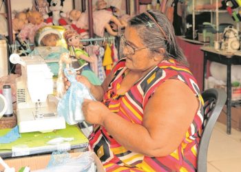 Costureira do Cariri restaura, cria e veste bonecas