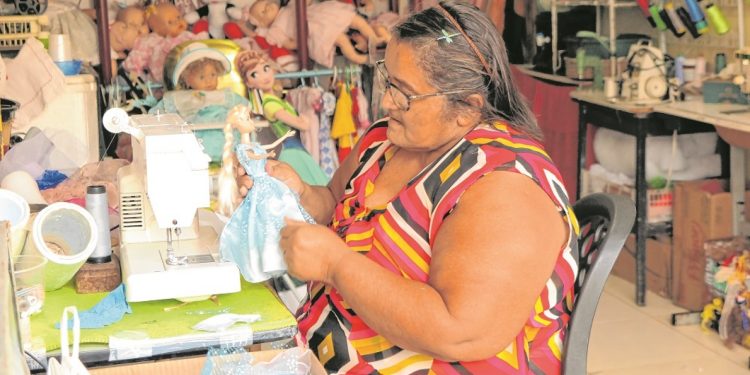 Costureira do Cariri restaura, cria e veste bonecas