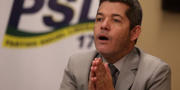 ‘É que nem mulher traída, apanha, mas volta’, diz líder do PSL sobre atrito com Bolsonaro