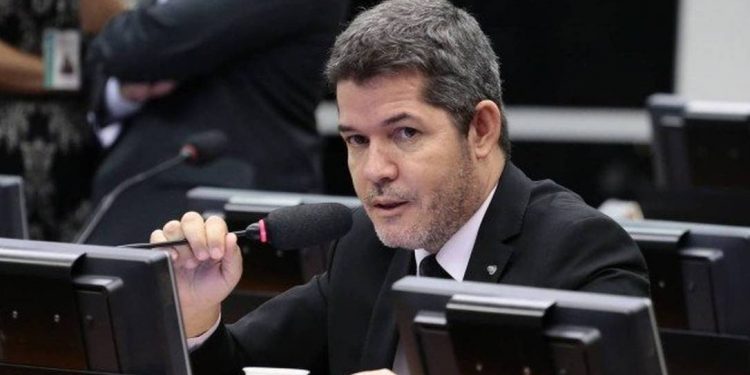 ‘Em nenhum momento a rachadinha parou’, diz ex-líder do PSL sobre áudio de Queiroz