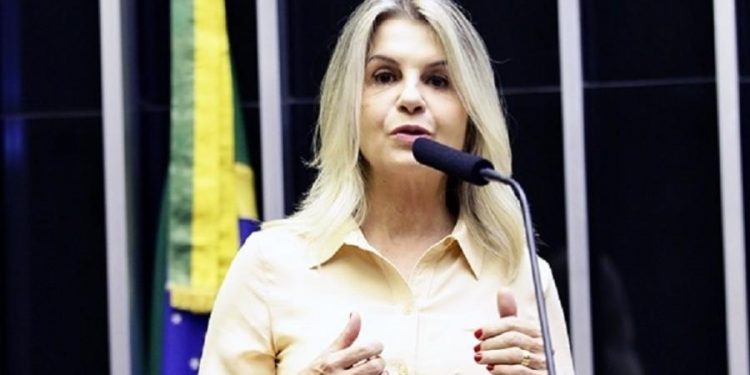 Deputada do PSL admite que partido usou laranjas: “Ninguém aqui é santo”