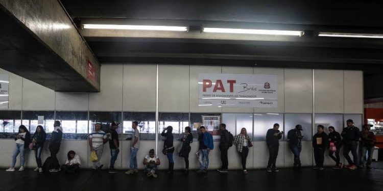 Desemprego que não cai, informalidade e desânimo: recessão dos pobres é mais longa que a dos ricos