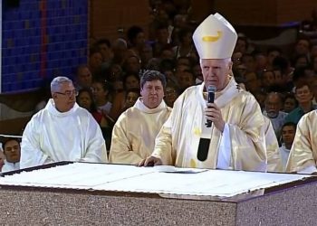 Arcebispo critica ‘dragão do tradicionalismo’ e diz que ‘direita é violenta e injusta’