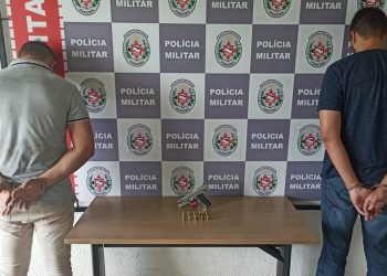Dupla presa tentando fraudar concurso da Fundac na Paraíba (Foto: Divulgação/PMPB)