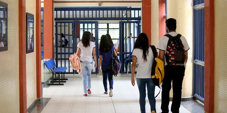 Bolsonaro veta atendimento de psicólogo e assistente social nas escolas públicas