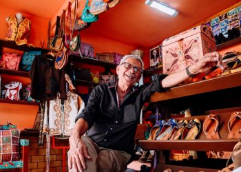 A qualquer hora do dia é possível encontrar Espedito Seleiro em sua loja, na cidade de Nova Olinda (Foto: Thiago Gadelha)