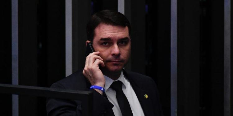 Projeto de Flávio Bolsonaro incentiva ações de milícia, dizem policiais