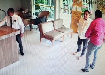 Imagens de câmera de segurança que fazem parte das investigações da polícia mostram suspeitos em hotel em agosto de 2019 (Foto: Reprodução)