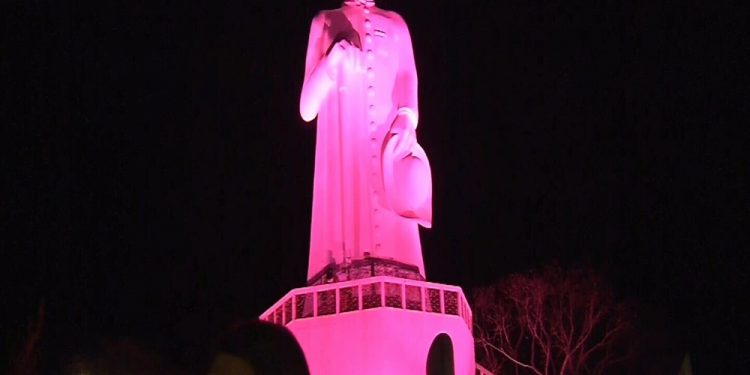 Estátua de Padre Cícero é iluminada de rosa em campanha de prevenção contra o câncer de mama