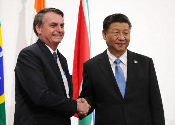 Presidente Jair Bolsonaro e presidente da China, Xi Jinping, durante encontro do G20, em Osaka, no Japão (Foto: Mikhail KLIMENTYEV / AFP)