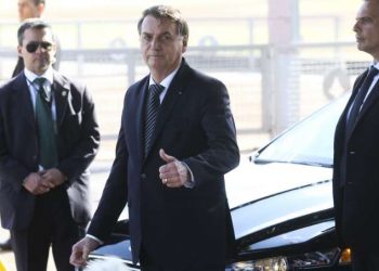 O presidente Jair Bolsonaro recebe cumprimentos e tira fotos na entrada do Palácio da Alvorada (Foto: Antonio Cruz/Agência Brasil)