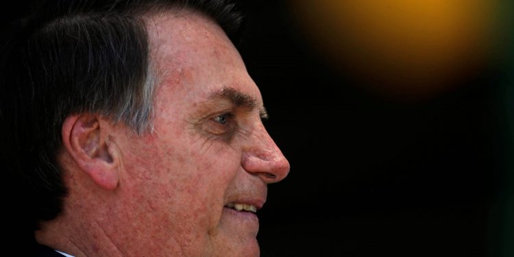 ‘Estou num país capitalista’, diz Bolsonaro ao chegar a Pequim