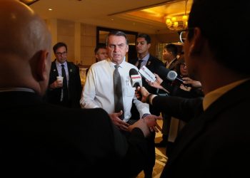O presidente Jair Bolsonaro falou com jornalistas no hotel em que estava hospedado, em Pequim, antes de viajar para Abu Dhabi, nos Emirados Árabes (Foto: Isac Nóbrega/PR)