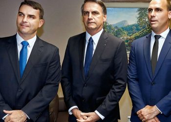 Eduardo, Jair e Flávio Bolsonaro, da esquerda para a direita (Foto: TSE/Divulgação)