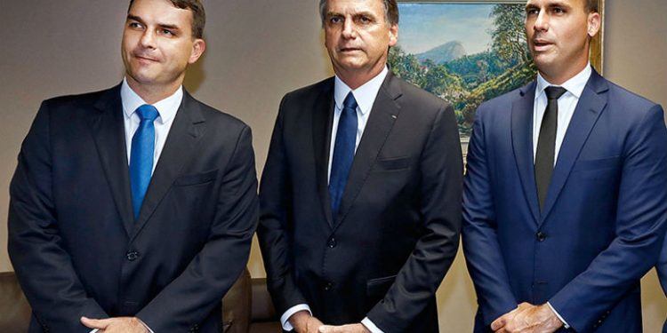 Pressão de filhos cria impasse sobre futuro de Bolsonaro no PSL