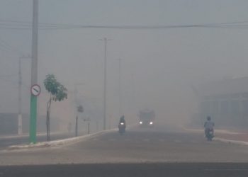 Fumaça de incêndio atinge comunidade, e famílias são retiradas de casa
