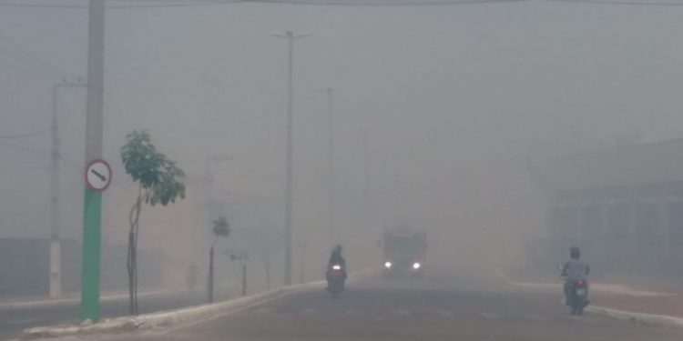Fumaça de incêndio atinge comunidade, e famílias são retiradas de casa