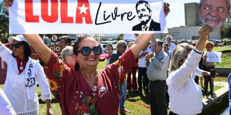 Lula aguarda STF e já faz plano de caravanas pelo país