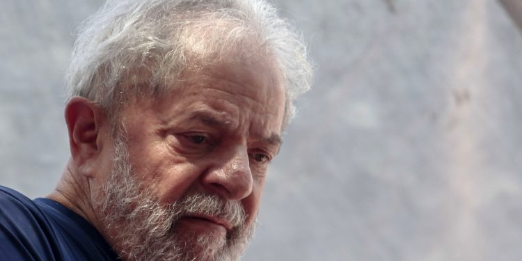 Lava Jato reitera Lula no semiaberto e diz que bens bloqueados cobrem multa