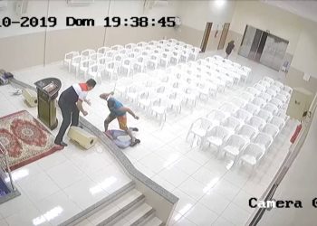 Adolescente foi esfaqueado na frente do pastor (Foto: Reprodução)