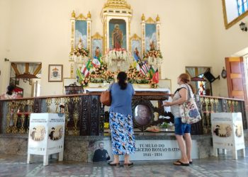 Devotos fazem orações junto ao túmulo do Padre Cícero (Foto: Isaac Macêdo/TV Verdes Mares)