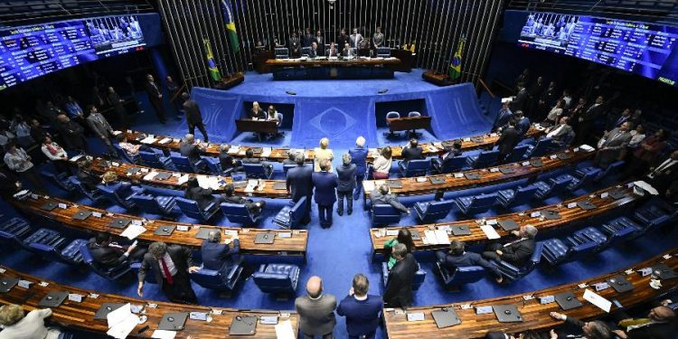 Reforma da Previdência: Senado mantém abono para quem ganha até 2 mínimos