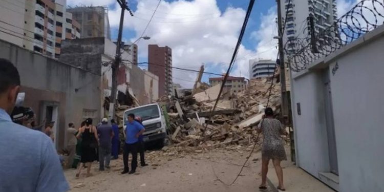 Prédio residencial de sete andares desaba em Fortaleza