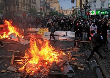 Manifestantes incendeiam madeiras e entulhos nas ruas de Valparaíso, no Chile (Foto: Sebastián Cisternas/Aton Chile/AFP)