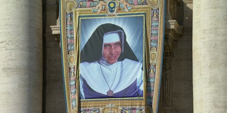 Irmã Dulce é canonizada pelo Papa Francisco e se torna a primeira santa brasileira