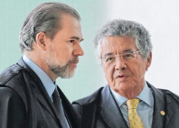 Ministro Marco Aurélio Mello (à dir.), acompanhado do colega Dias Toffoli, cita placar de julgamento (Foto: STF)