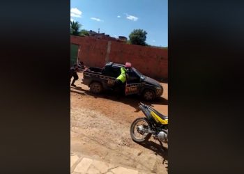 Agentes do Demutran de Barbalha são flagrados empurrando viatura