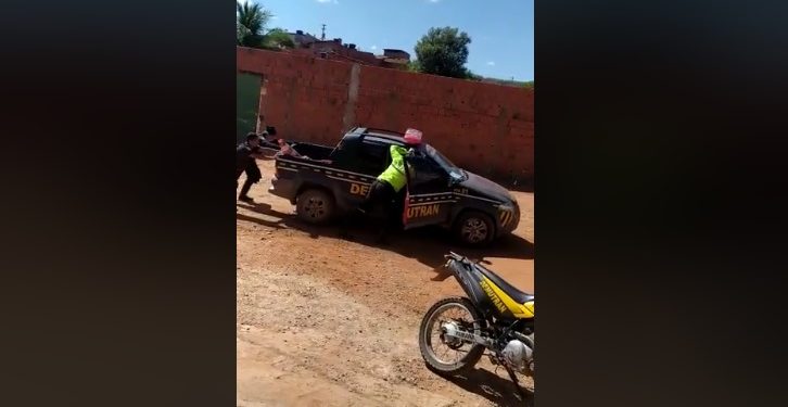 Agentes do Demutran de Barbalha são flagrados empurrando viatura