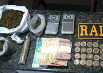 Maconha, sementes, dinheiro e balanças de precisão foram apreendidos em Crato (Foto: Reprodução/Redes Sociais)
