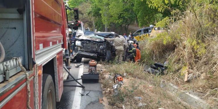 Colisão entre três carros e dois caminhões deixa cinco feridos na CE-292, em Crato