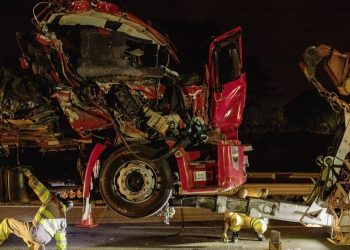 Acidente entre dois caminhões de carga na Rodovia Presidente Dutra (Foto: Gabriel Monteiro / Agência O Globo)