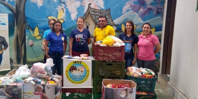 Motoristas de aplicativo arrecadam alimentos para o IACC