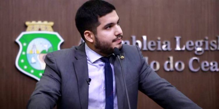 Camilo entra com ação criminal contra André Fernandes por calúnia e injúria