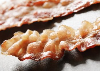 Bacon: uma única fatia por dia eleva o risco de câncer de intestino em 20%