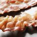 Bacon: uma única fatia por dia eleva o risco de câncer de intestino em 20%