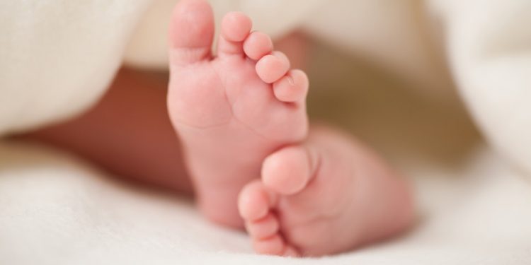 Bebê de 10 dias é salvo por PMs após se engasgar, no Crato