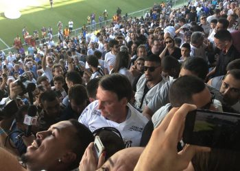 Bolsonaro é vaiado na chegada à Vila Belmiro para assistir ao clássico entre Santos e São Paulo