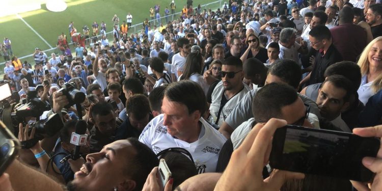 Bolsonaro é vaiado na chegada à Vila Belmiro para assistir ao clássico entre Santos e São Paulo