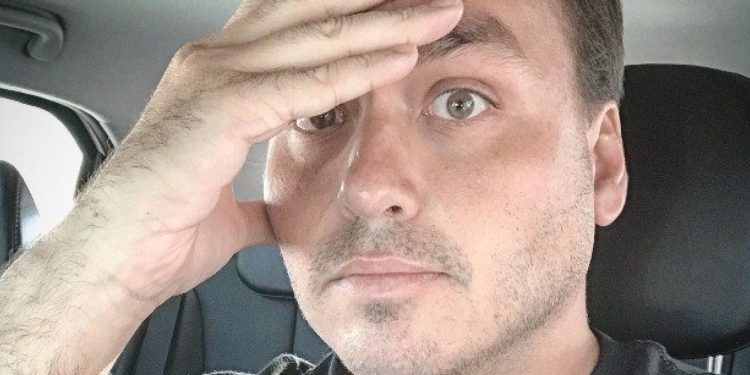 Carlos Bolsonaro amanhece sem contas nas redes sociais