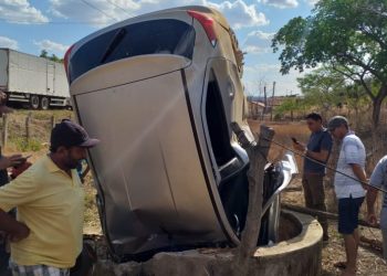 Carro parou na posição vertical com a parte do motor para dentro do poço (Foto: Valéria Alves/SVM)