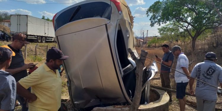 Carro capota e cai dentro de poço, em Caririaçu; motorista fica ferido