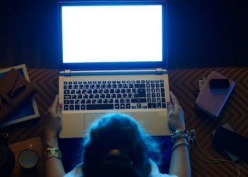 As telas de aparelhos eletrônicos estão te envelhecendo