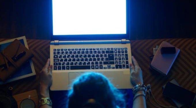 As telas de aparelhos eletrônicos estão te envelhecendo