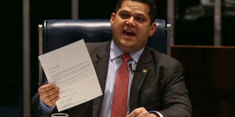 “Se prioridade é 2ª instância, renuncia e faz nova Constituinte”, alerta Alcolumbre