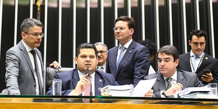 Congresso derruba veto de Bolsonaro, e escola pública deverá ter atendimento de psicólogo e assistente Social