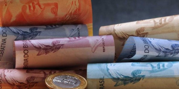 Salário mínimo em 2020 será menor que o previsto e ficará em R$ 1.030